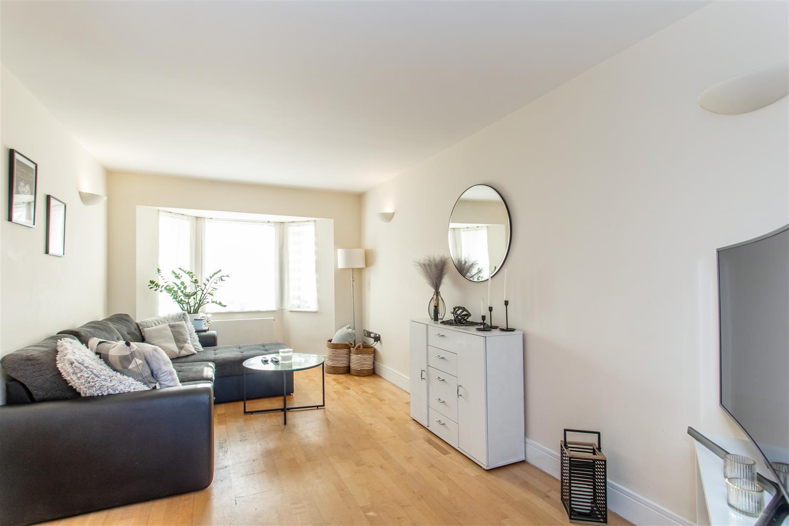 2 bed property in Clifden Mews, Hackney